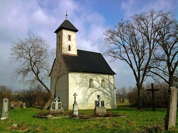 Pomínovce - románsky kostolík.jpg
